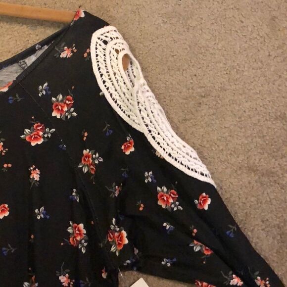 Lace Cut out sleeve long sleeve top - Picture 3 of 4